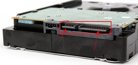 硬盘的后面只有两个接口,小得用来接数据线而大的用来接电源线